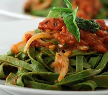 Tagliatelle verdi con pachino e rana pescatrice