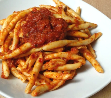 Fusilli al ferretto al sugo con pancetta fresca
